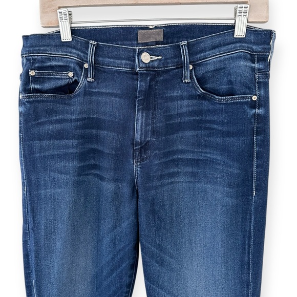 Mother Denim • The Weekender Fray Tongue & Chic - Picture 5 of 10